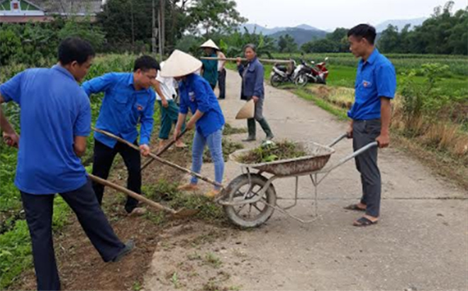 Tuổi trẻ xã Nga Quán vệ sinh đường giao thông nông thôn.