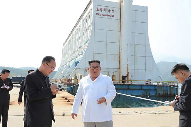 Nhà lãnh đạo Triều Tiên Kim Jong-un trong chuyến thị sát khu nghỉ dưỡng Núi Kim Cương hôm 23/10/2019. Phía sau là khách sạn nổi Haegumgang.