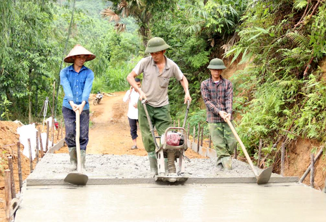 Nhân dân thôn Trạng, xã Yên Thái, huyện Văn Yên tham gia kiên cố hóa đường giao thông nông thôn. (Ảnh tư liệu).