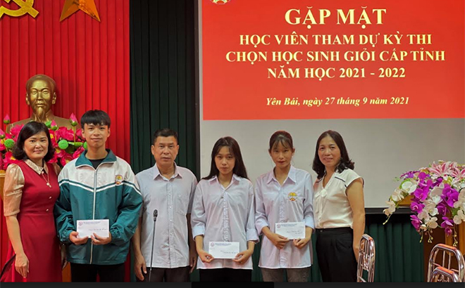 Trung tâm tổ chức gặp mặt học sinh tham dự Kỳ thi chọn học sinh giỏi cấp tỉnh năm học 2021 - 2022.