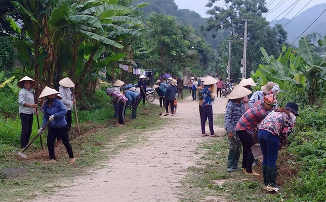 Hội viên phụ nữ xã Yên Phú dọn vệ sinh đường liên thôn.