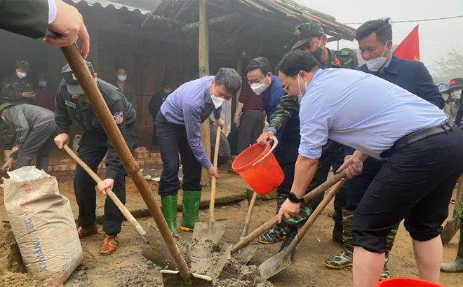 Chủ tịch UBND tỉnh Trần Huy Tuấn (người đứng giữa) tham gia “Ngày cuối tuần cùng dân” tại chòm Cu Vai, thôn Háng Xê, xã Xà Hồ, huyện Trạm Tấu.