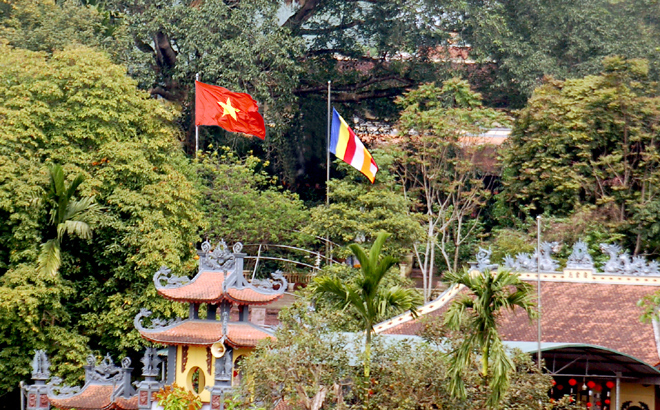 Cờ Tổ quốc và cờ tôn giáo ở quần thể chùa Minh pháp và đền Rối, xã Tân Thịnh, thành phố Yên Bái