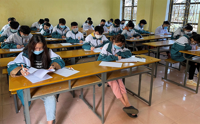 Học sinh lớp 12, Trung tâm Giáo dục thường xuyên tỉnh làm bài thi thử.