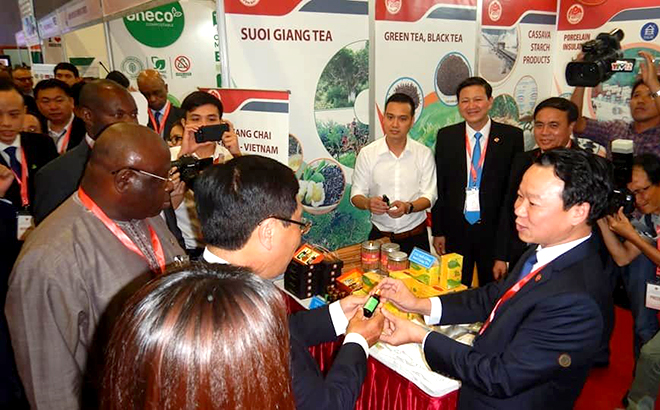 Leaders of Yen Bai introduce typical farm produce to foreign delegates on the sidelines of a workshop aiming at improving effectiveness of trade cooperation between Vietnam, the Middle East and Africa within the framework of an event held for ambassadors of countries and territories in the regions in 2019.