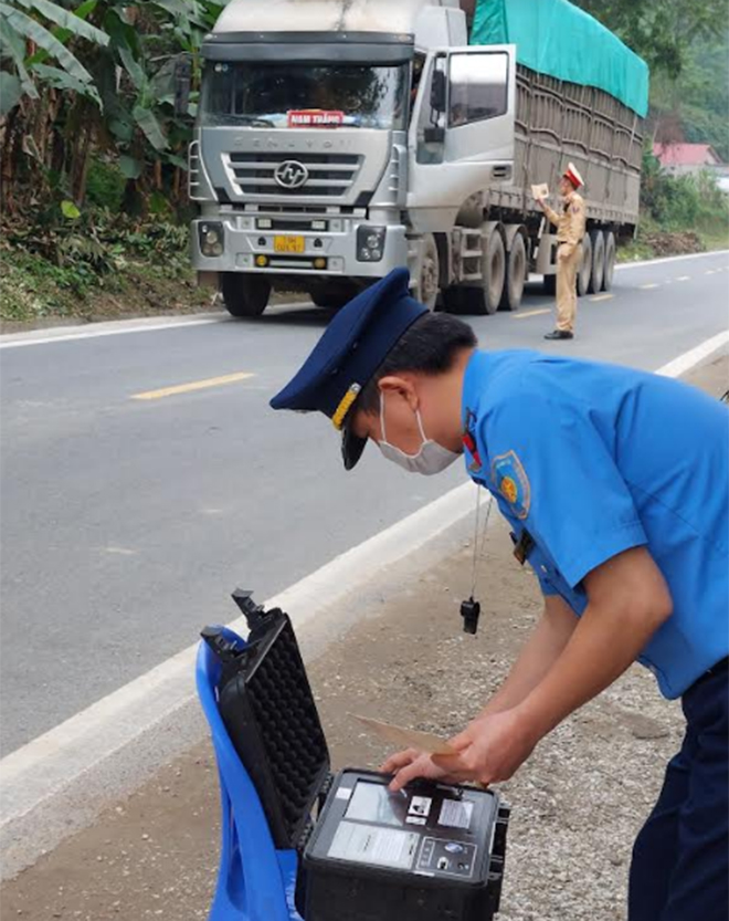 Đoàn kiểm tra tải trọng liên ngành cân kiểm tra các phương tiện chở hàng hóa lưu thông trên quốc lộ 70, đoạn qua xã Tân Hương, huyện Yên Bình.
