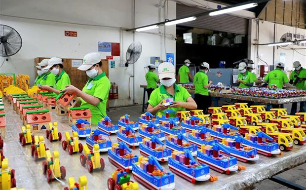 Công nhân làm đồ chơi trẻ em bằng gỗ tại Công ty Gỗ Đức Thành.