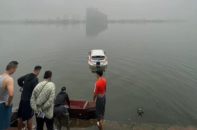 Hình ảnh chiếc xe ô tô lao xuống hồ Tây (ảnh Công an phường Xuân La cung cấp).