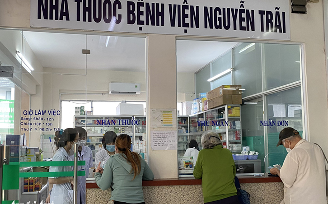 Bệnh nhân nhận thuốc tại Bệnh viện Nguyễn Trãi (TP.HCM)
