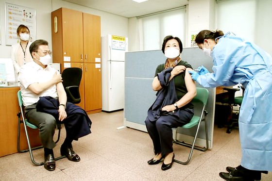 Tiêm vaccine Covid-19 miễn phí cho người dân tại Hàn Quốc