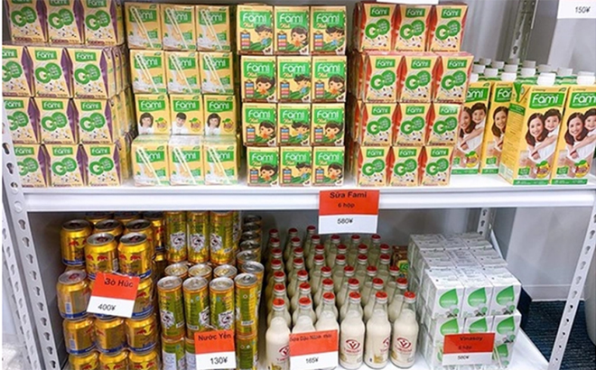 Sản phẩm sữa Fami trong một siêu thị Việt Nam tại Nhật Bản