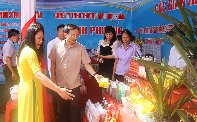 Lãnh đạo thành phố Yên Bái thăm quan các gian hàng chuyển đổi số, trưng bày các sản phẩm OCOP của thành phố.