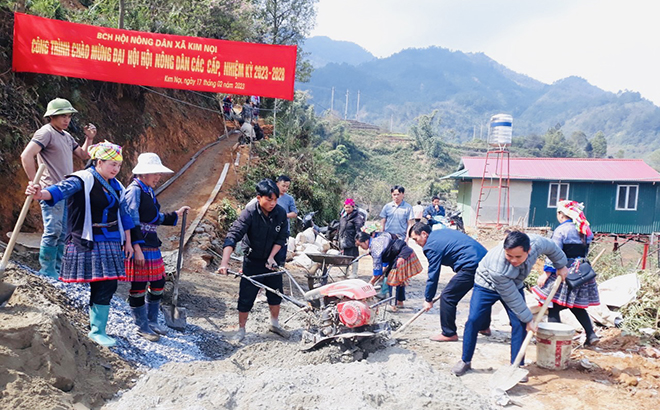 Người dân xã Kim Nọi, huyện Mù Cang Chải tham gia làm đường giao thông nông thôn.