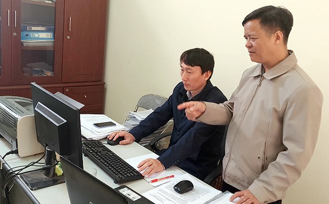 Cán bộ Ủy ban Kiểm tra Huyện ủy Văn Chấn trao đổi công tác tham mưu xây dựng kế hoạch kiểm tra, giám sát.
