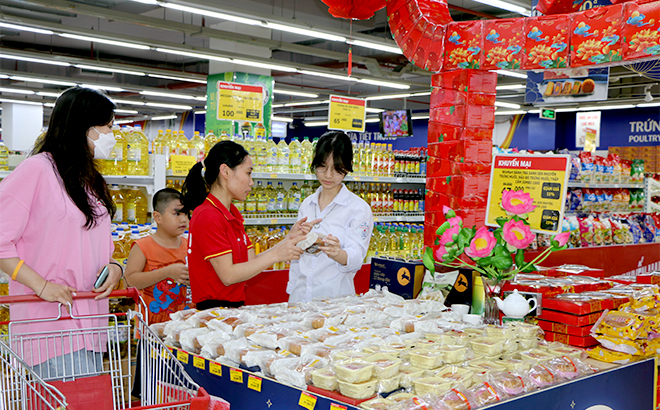 Khách hàng mua sắm tại Winmart Yên Bái.