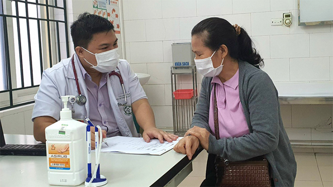 Điều dưỡng Trung tâm y học hạt nhân và ung bướu (Bệnh viện Bạch Mai) tiếp đón và kiểm tra cho người bệnh