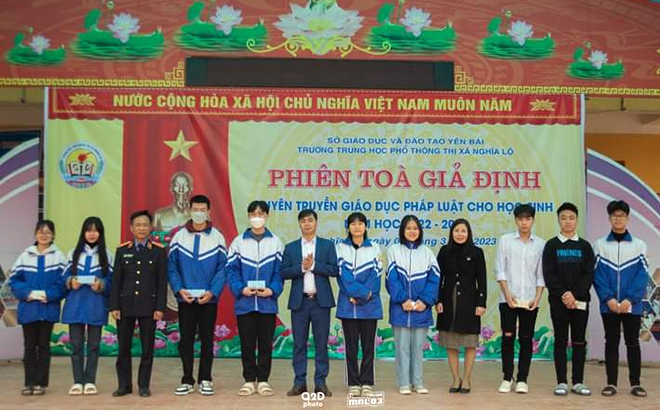 Trường THPT thị xã Nghĩa Lộ tổ chức phiên tòa giả định tuyên truyền, giáo dục pháp luật cho học sinh.