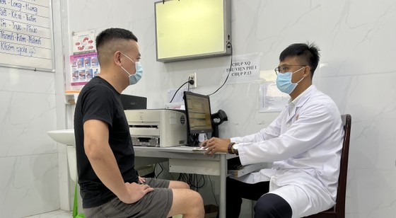 BS.CK2 Ngô Thanh Long đang thăm khám cho bệnh nhân.