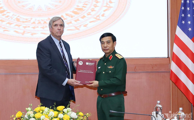 Thượng nghị sĩ Jeff Merkley trao tặng Bộ Quốc phòng tài liệu gồm những thông tin về bộ đội Việt Nam mất tích, mất tin trong chiến tranh.