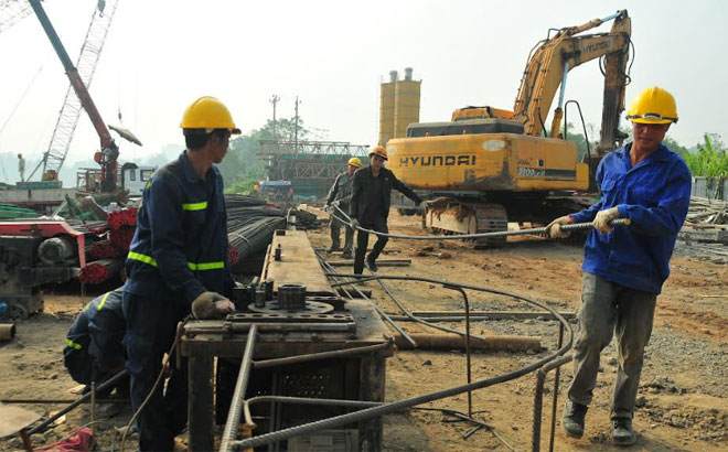 Công nhân Công ty TNHH Thương mại và Xây dựng Trung Chính đẩy nhanh tiến độ thi công cầu Giới Phiên.