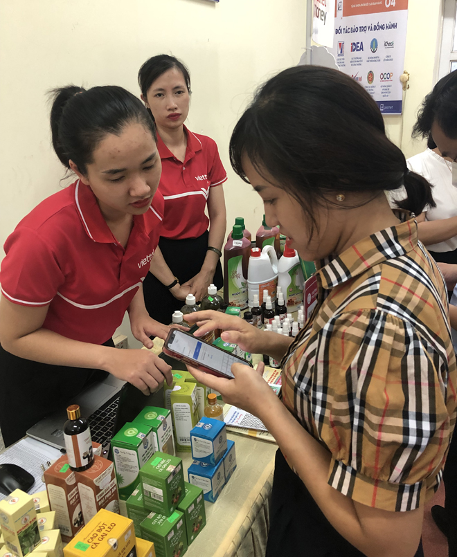 Nhân viên Bưu điện tỉnh, Viettel Yên Bái hướng dẫn khách hàng tải ứng dụng và mua hàng trên sàn thương mại điện tử postmart.vn và voso.vn.
