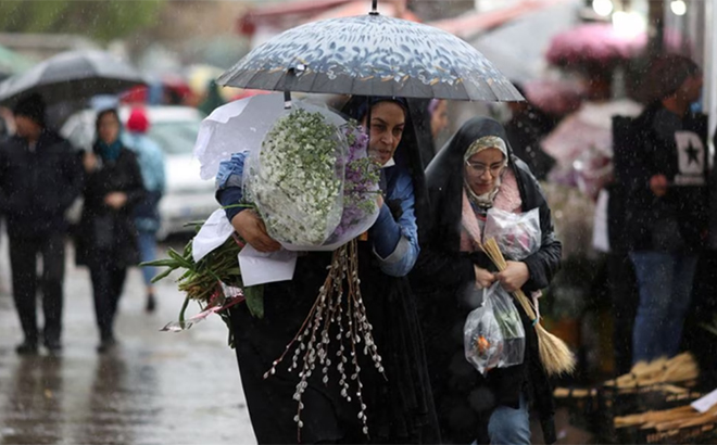 Phụ nữ Iran dạo chợ hoa, đón năm mới theo lịch Iran vào ngày 16/3.