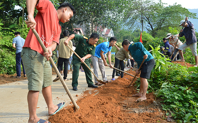 Cán bộ và nhân dân xã Ngòi A, huyện Văn Yên tham gia tu sửa đường giao thông nông thôn.