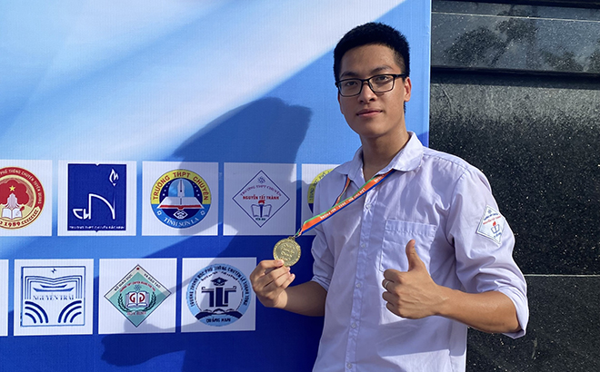 Nguyễn Hồng Quân đoạt Huy chương Vàng trong Kỳ thi chọn học sinh giỏi các trường THPT chuyên khu vực Duyên Hải và đồng bằng Bắc Bộ năm học 2021-2022.