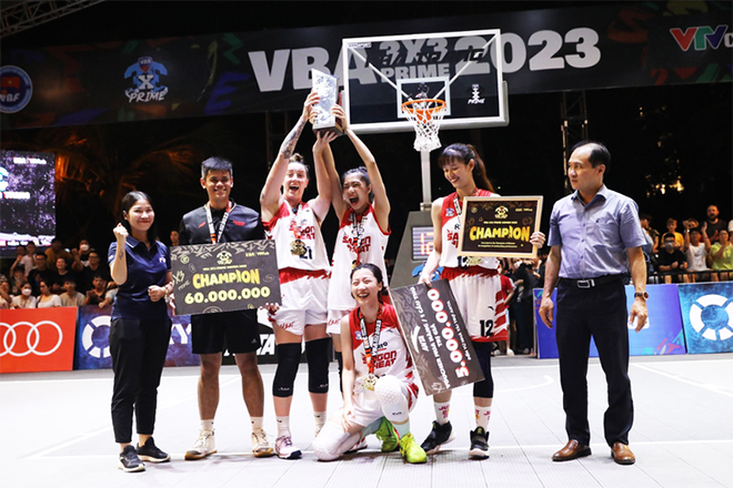 Marena Whittle (thứ 3 từ trái sang) cùng Saigon Heat vô địch VBA 3x3 Woman