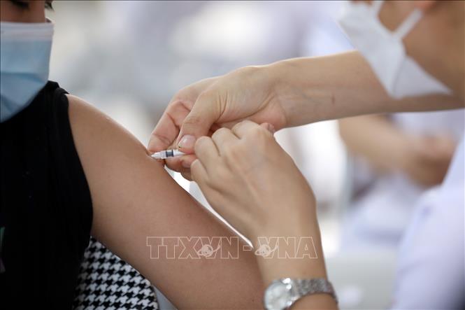 Tiêm vaccine phòng dịch COVID-19 tại điểm tiêm Nhà văn hóa khối Đại Thắng, phường Chi Lăng, thành phố Lạng Sơn. Ảnh minh họa