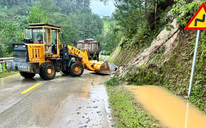 Ngành giao thông vận tải chủ động máy móc, phương tiện sẵn sàng xử lý, khắc phục các điểm sạt lở trên tuyến quốc lộ 32.