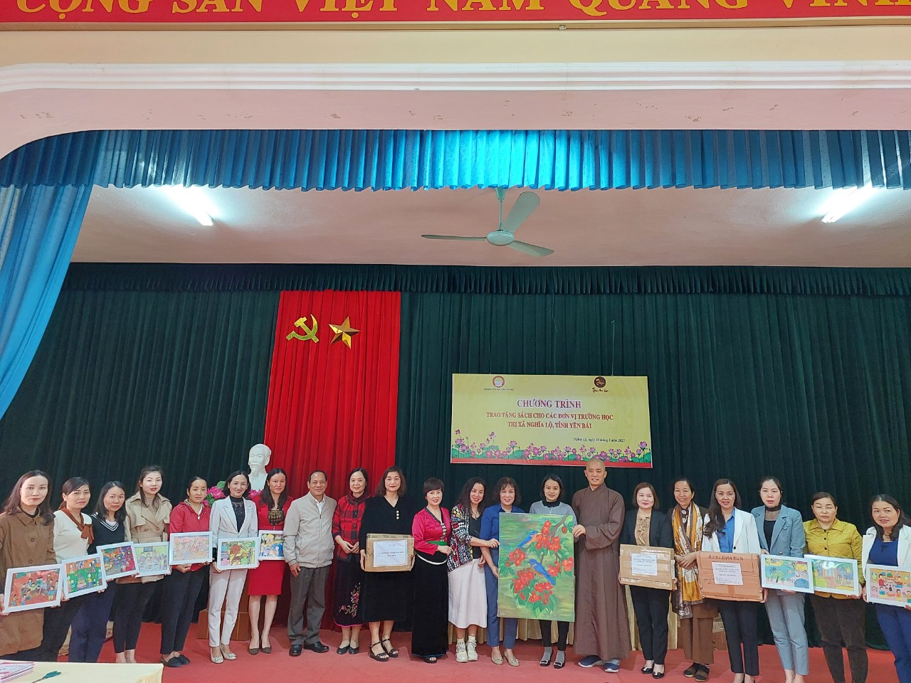 Lãnh đạo Hội Khuyến học tỉnh và các nhà tài trợ trao hơn 3.000 cuốn sách cho các trường học tại thị xã Nghĩa Lộ.