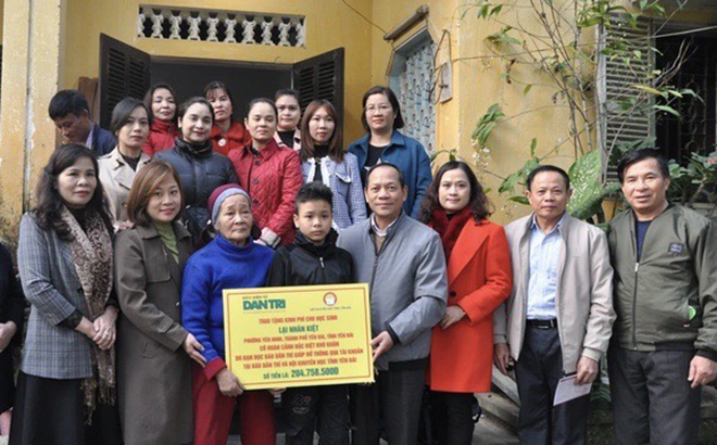 Em Lại Nhân Kiệt ở phường Yên Ninh và bà nội nhận hỗ trợ, động viên từ các tổ chức, cá nhân hảo tâm.
