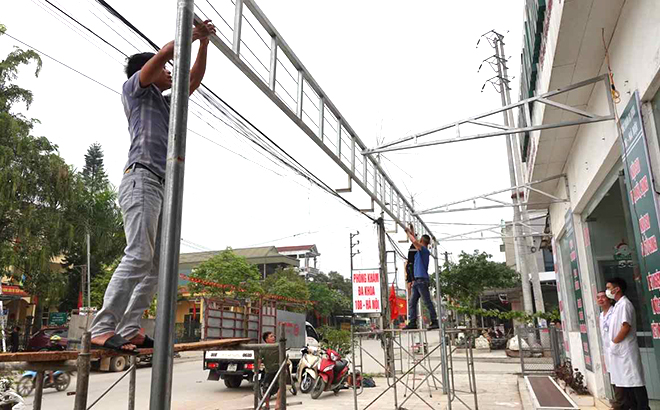 Chính quyền các địa phương phối hợp với lực lượng công an, dân quân, cảnh sát giao thông Công an huyện, Thanh tra giao thông tỉnh tiến hành giải tỏa, kiên quyết tháo dỡ mái che, thu giữ các biển quảng cáo vi phạm hành lang ATGT.