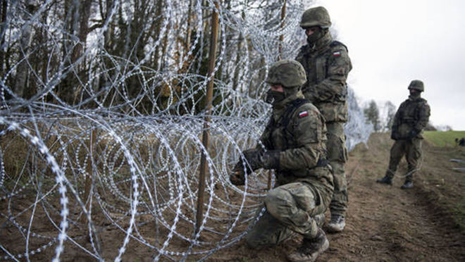 Lính Ba Lan dựng hàng rào thép gai dọc biên giới với vùng Kaliningrad của Nga.