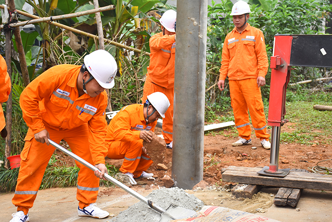 Nhân viên Điện lực Lục Yên tu sửa các cột điện trước mùa mưa bão.