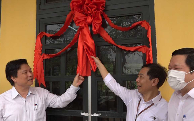 Thứ trưởng Bộ GD&ĐT Nguyễn Hữu Độ (ngoài cùng bên trái) trao tặng  phòng máy tính cho Trường TH và THCS Sơn A.