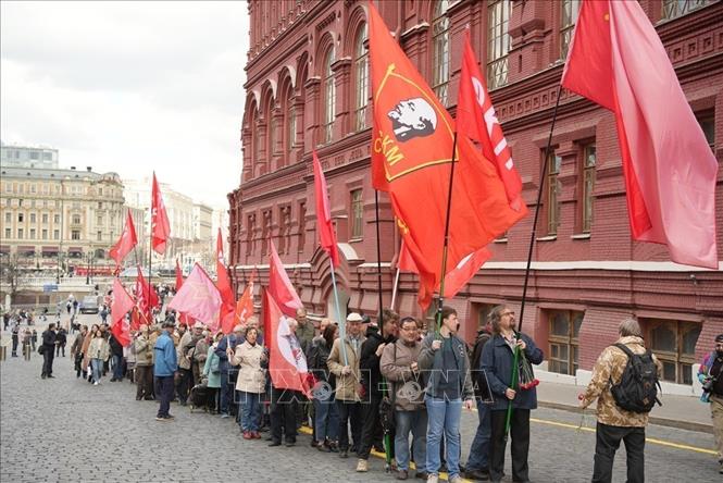 Đoàn người mang cờ, hoa xếp hàng vào Lăng Lenin.