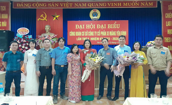 Công đoàn Các KCN tỉnh tặng hoa chúc mừng Đại hội đại biểu CĐCS Công ty cổ phần xi măng Yên Bình, nhiệm kỳ 2023 - 2028.