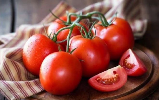 Cà chua là thực phẩm dưỡng da rất tốt, giúp dưỡng ẩm, se khít lỗ chân lông, làm da trắng hồng.