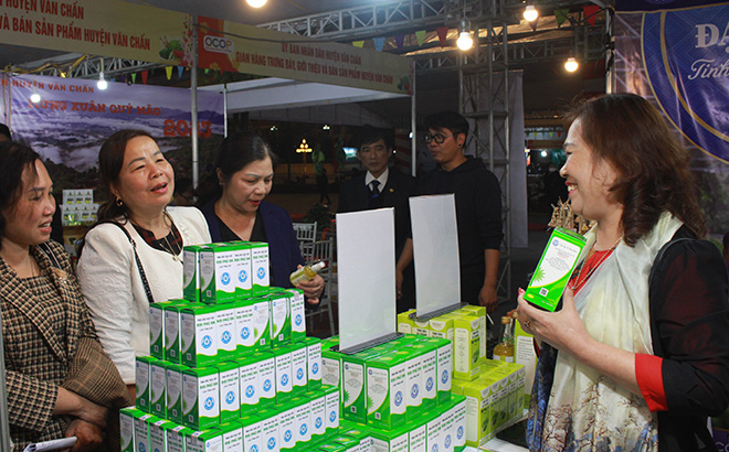 Đại diện Công ty TNHH Nam dược Đại Phú An, huyện Văn Yên giới thiệu sản phẩm OCOP của Công ty đến khách hàng.
