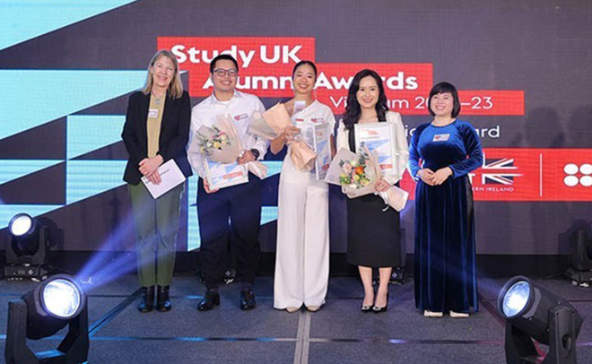 Trịnh Khánh Hạ (đứng giữa) tại buổi lễ trao giải thưởng Study UK Alumni Award 2023. Ảnh: Nhân vật cung cấp
