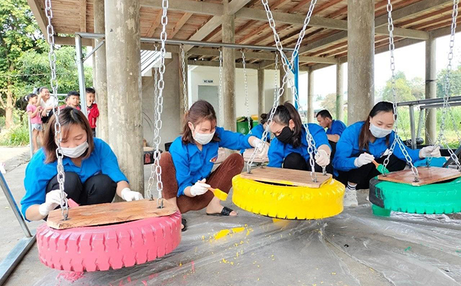 Tuổi trẻ thị xã Nghĩa Lộ tham gia công trình tu sửa điểm vui chơi cho thiếu nhi.