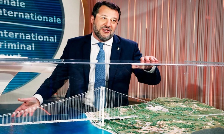 Bộ trưởng Cơ sở hạ tầng Italy Matteo Salvini thảo luận về dự án cầu treo.