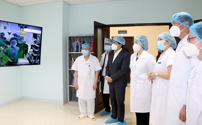 Lãnh đạo Bộ Y tế và lãnh đạo tỉnh thăm hệ thống Telemedicine trong Phòng Hội chẩn, Khoa Hồi sức chống độc, Bệnh viện Đa khoa tỉnh.