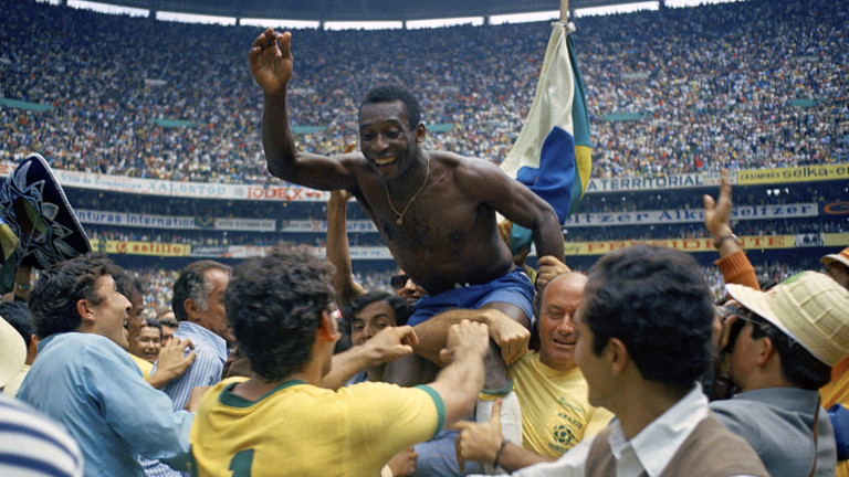 Ông Pelé được đồng đội tung hô sau khi ghi bàn giành chiến thắng trước Italy tại trận chung kết  World Cup Mexico năm 1970.