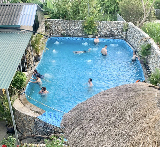 Du khách trải nghiệm bể tắm khoáng nóng của Homestay Hướng Kim, thị trấn Sơn Thịnh, huyện Văn Chấn.