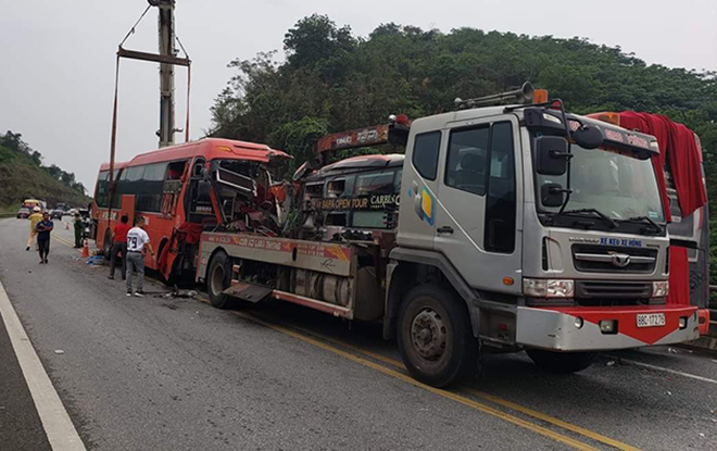 Lực lượng cứu hộ di chuyển phương tiện đảm bảo giao thông.