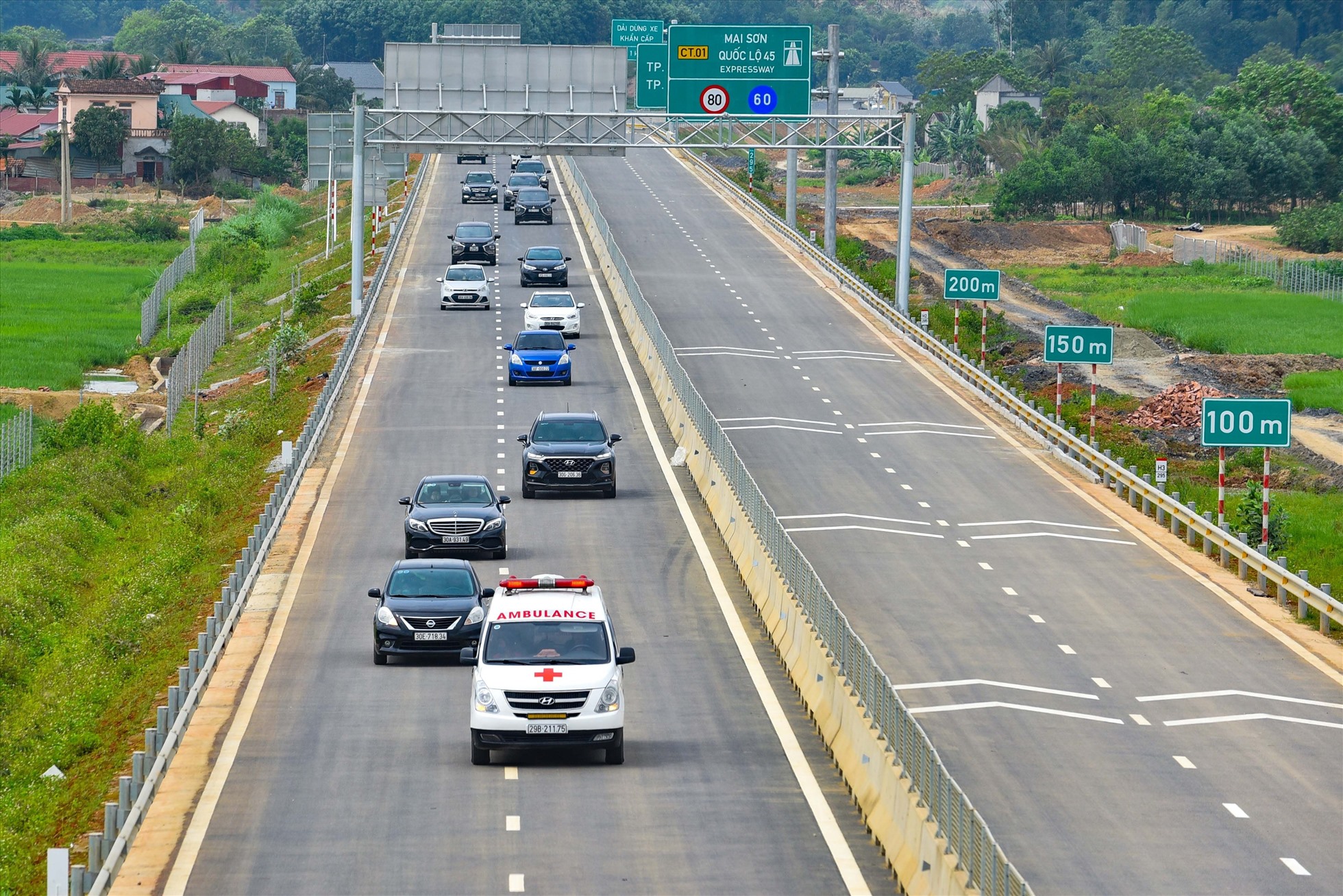 Các phương tiện lưu thông trên tuyến cao tốc Mai Sơn - Quốc lộ 45. Ảnh: Minh Hoàng