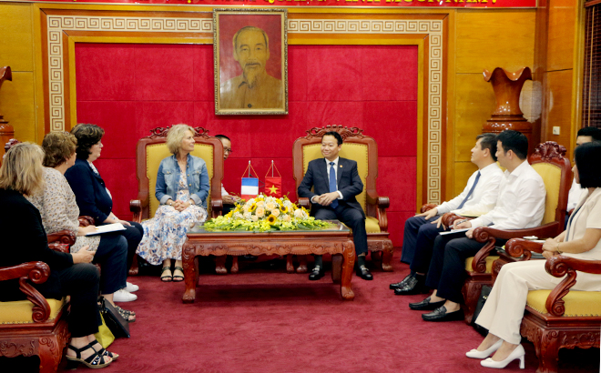The meeting between Secretary of the provincial Party Committee Do Duc Duy and the delegation of the Val-de-Marne department council.
